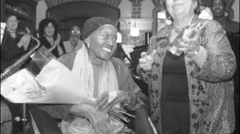 Elizabeth Butson, publisher emeritus of The Villager, riOdetta honored with the first Music Legends Awardght, presents Odetta with the inaugural Village Music Legends Award.